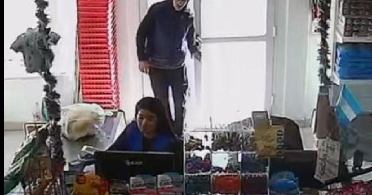 Lo apresan por asaltar a la cajera de un supermercado en Quimiliacute