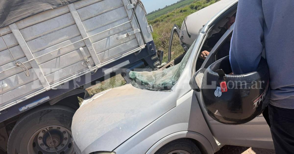 Terrible accidente cerca de Los Juriacutees- un automovilista fue hospitalizado tras chocar contra un camioacuten