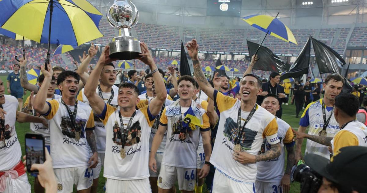 Fiesta canalla en Santiago- Rosario Central celebroacute su tiacutetulo y tintildeoacute de azul y amarillo la Madre de Ciudades