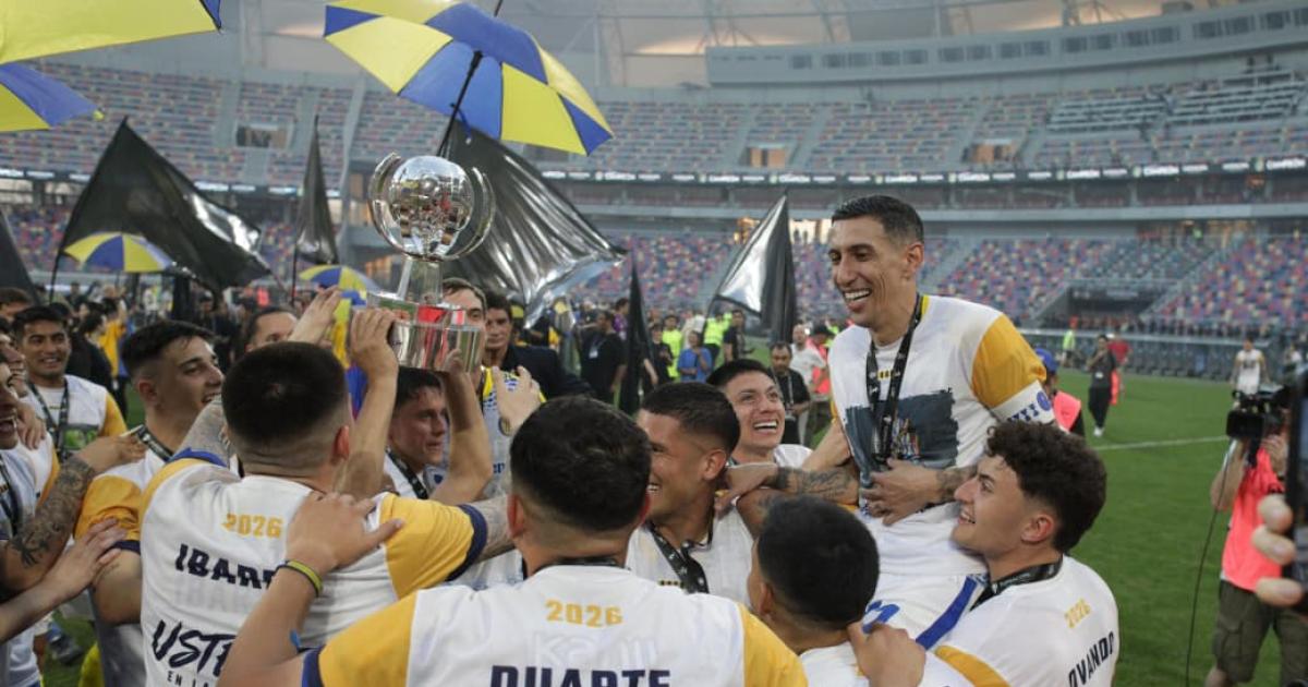 Fiesta canalla en Santiago- Rosario Central celebroacute su tiacutetulo y tintildeoacute de azul y amarillo la Madre de Ciudades