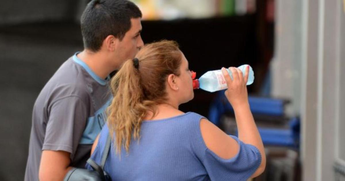 Saacutebado de intenso calor en Santiago con maacuteximas de 34degC y fuertes raacutefagas por la noche