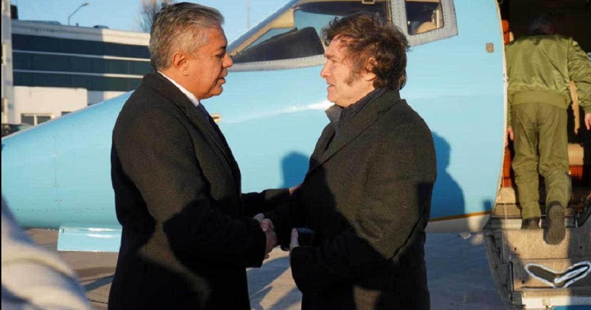 Javier Milei respaldó a Rolando Figueroa tras su cruce con Alfonso Prat-Gay por el derrame económico (Foto Google)