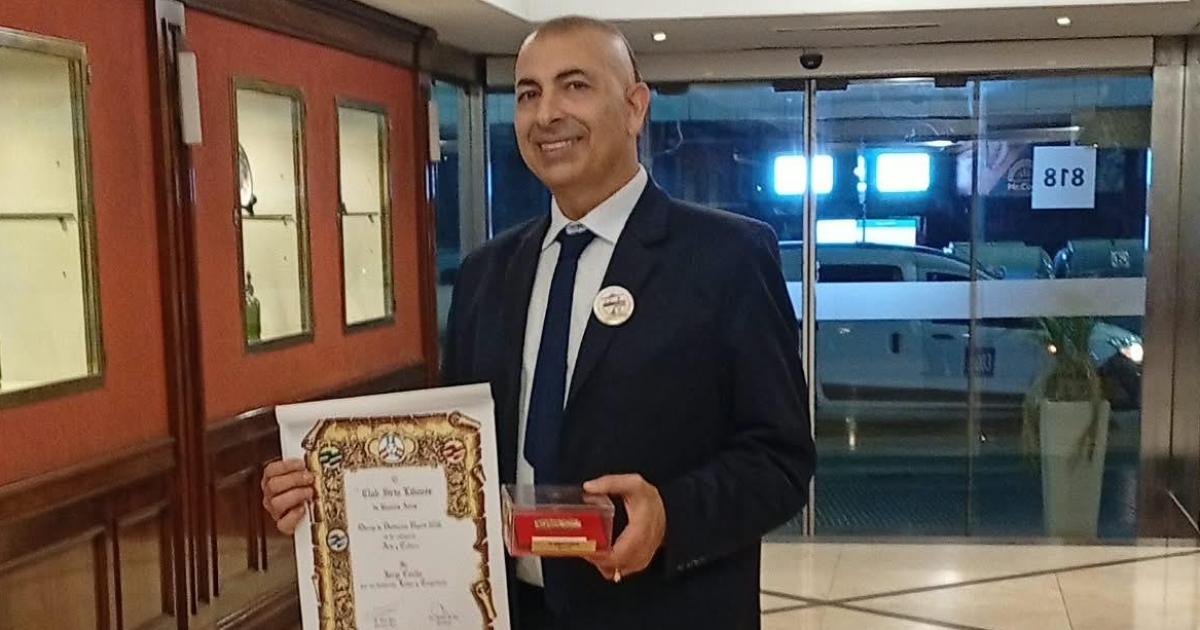 El actor Jorge Canllo recibioacute el Premio Ugarit