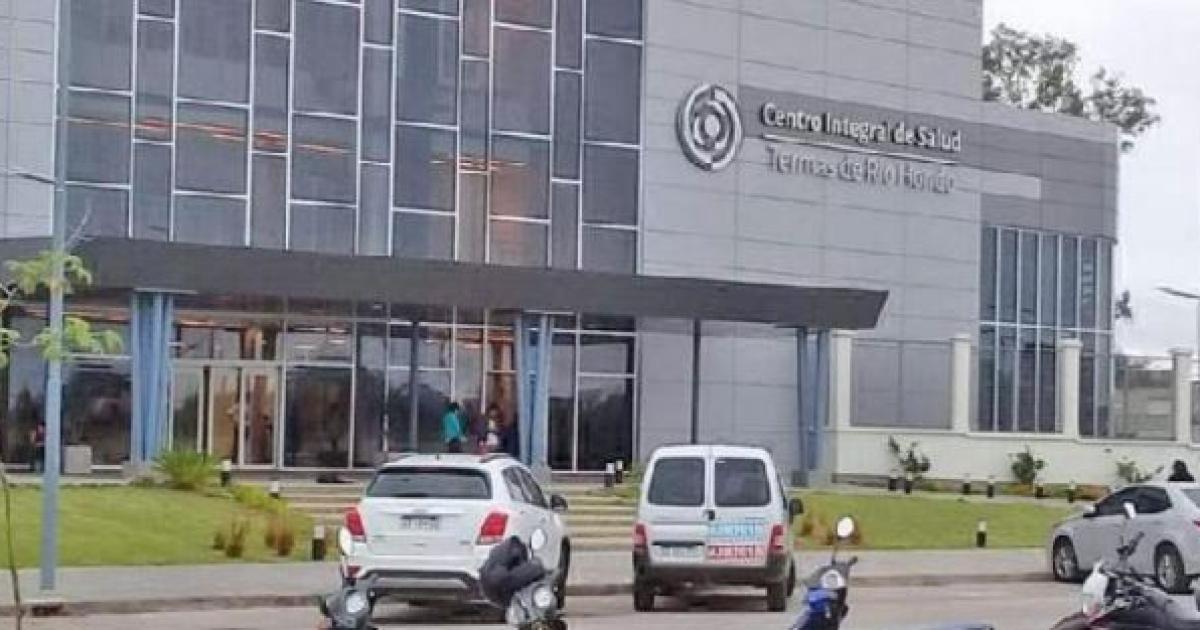 Una nintildea terminoacute con fuertes lesiones y fracturas tras ser atropellada por un motociclista que se fugoacute