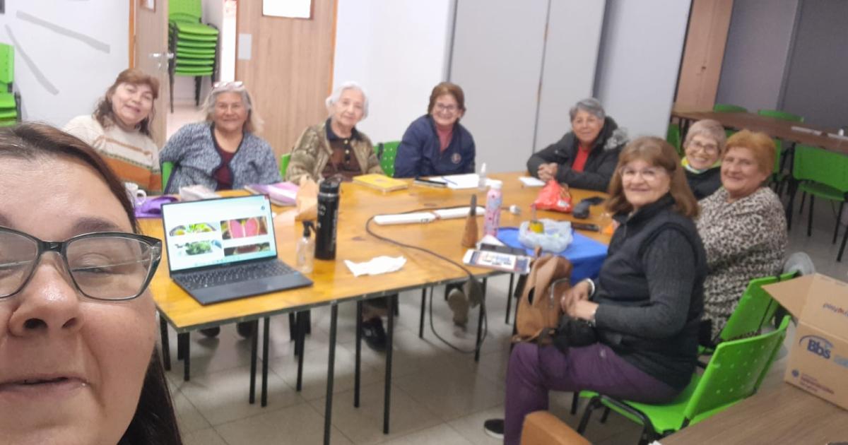 Realizan con eacutexito un taller de prevencioacuten del dengue para adultos mayores