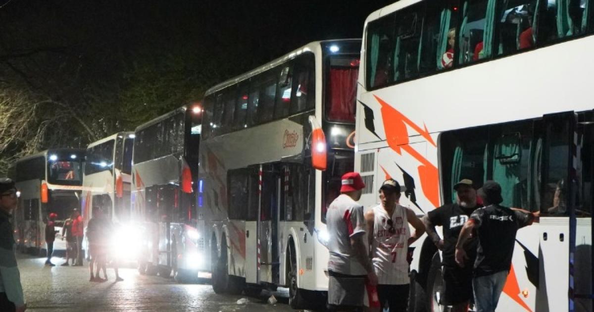 Hinchas de Estudiantes trasladandose al Estadio Madre de Ciudades - Foto- O221