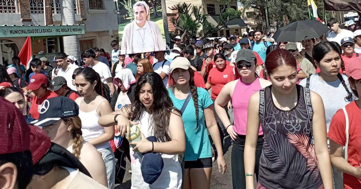 Una multitud participoacute de la Caminata Un solo camino un solo corazoacuten