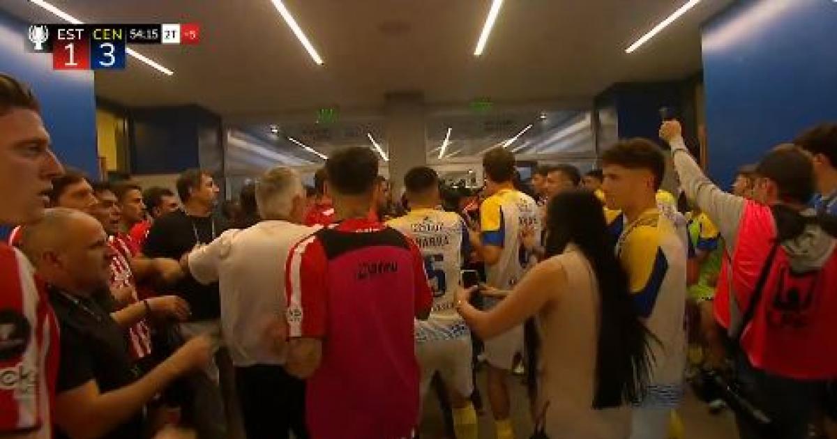 Escaacutendalo en la Supercopa Internacional- pintildeas en el tuacutenel entre los jugadores de Rosario Central y Estudiantes 