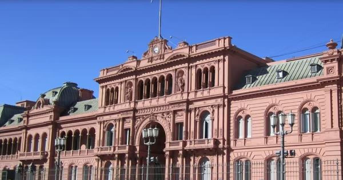 Operativo de emergencia en Casa Rosada- trasladaron en helicoacuteptero a una mujer policiacutea al Hospital Churruca