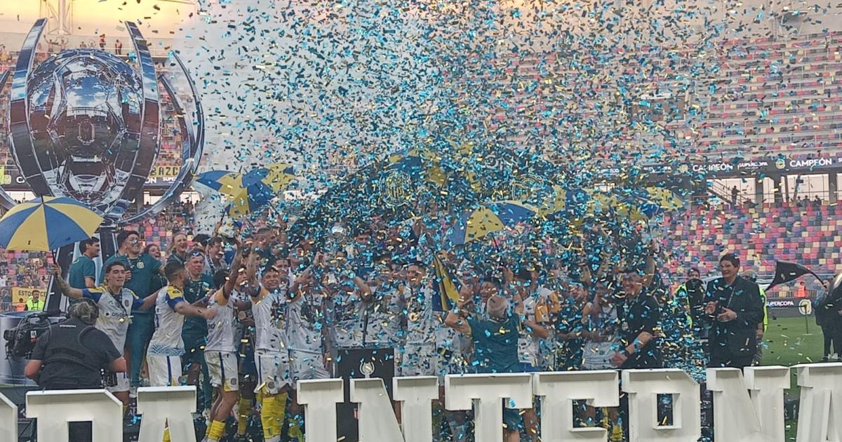 Fiesta canalla en Santiago- Rosario Central celebroacute su tiacutetulo y tintildeoacute de azul y amarillo la Madre de Ciudades