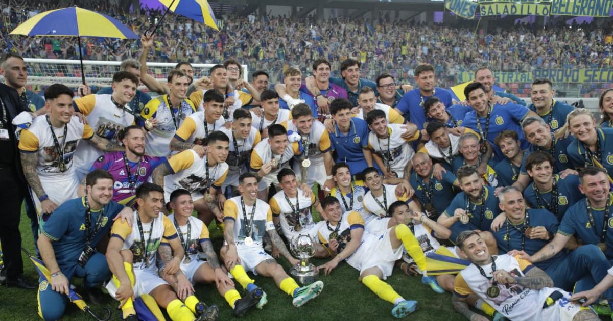 Fiesta canalla en Santiago- Rosario Central celebroacute su tiacutetulo y tintildeoacute de azul y amarillo la Madre de Ciudades