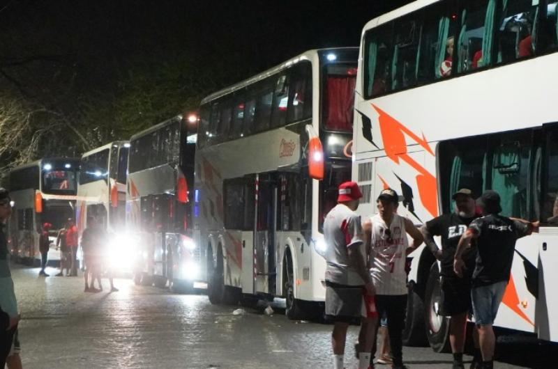 Hinchas de Estudiantes trasladandose al Estadio Madre de Ciudades - Foto- O221