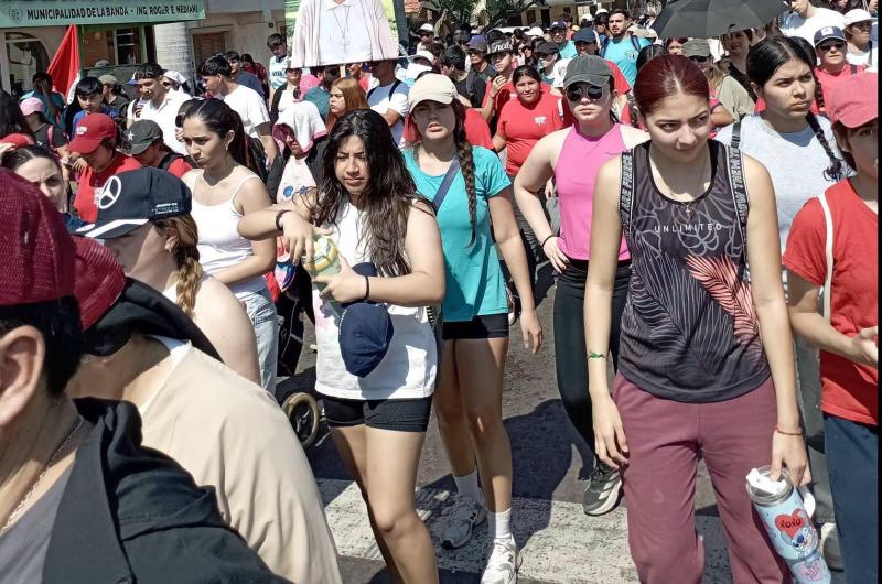Una multitud participoacute de la Caminata Un solo camino un solo corazoacuten