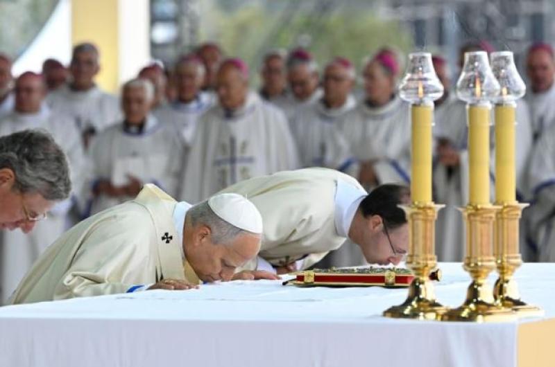 Ante 700 mil fieles en Pariacutes el Papa Leoacuten XIV pidioacute llevar esperanza frente a la sequiacutea espiritual