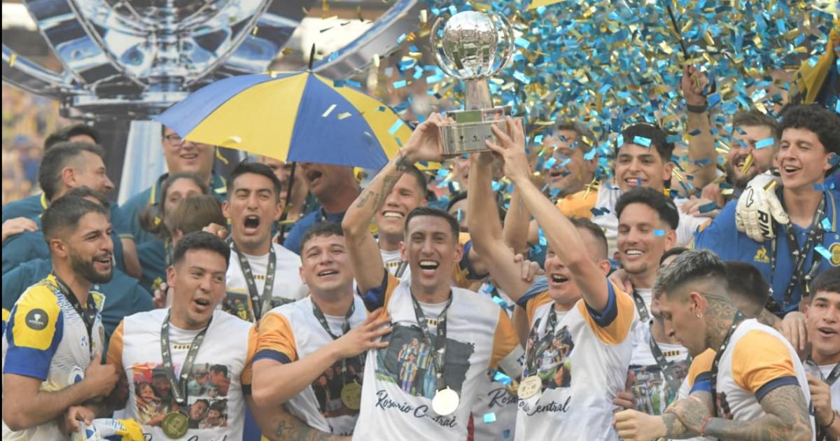 Fiesta canalla en Santiago- Rosario Central celebroacute su tiacutetulo y tintildeoacute de azul y amarillo la Madre de Ciudades