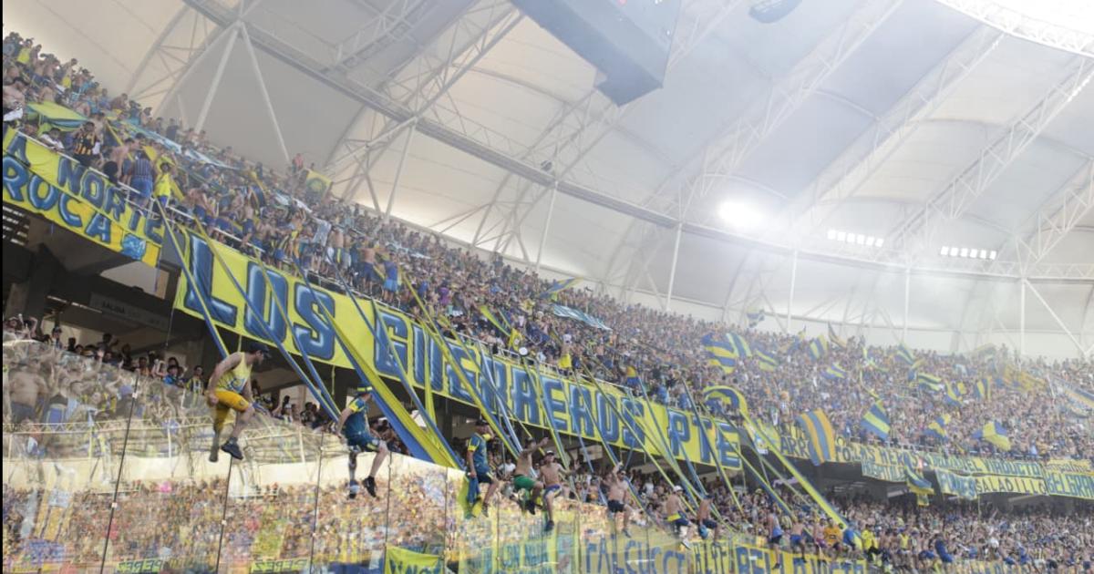 Fiesta canalla en Santiago- Rosario Central celebroacute su tiacutetulo y tintildeoacute de azul y amarillo la Madre de Ciudades