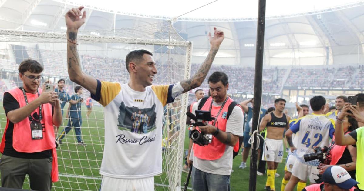 Fiesta canalla en Santiago- Rosario Central celebroacute su tiacutetulo y tintildeoacute de azul y amarillo la Madre de Ciudades