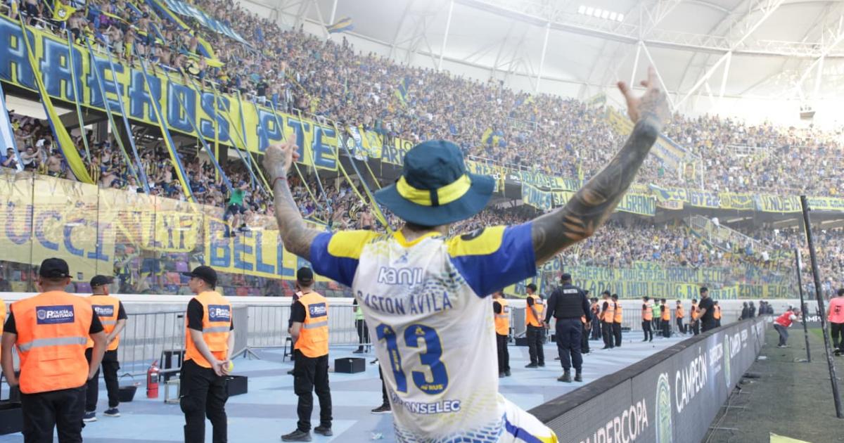 Fiesta canalla en Santiago- Rosario Central celebroacute su tiacutetulo y tintildeoacute de azul y amarillo la Madre de Ciudades