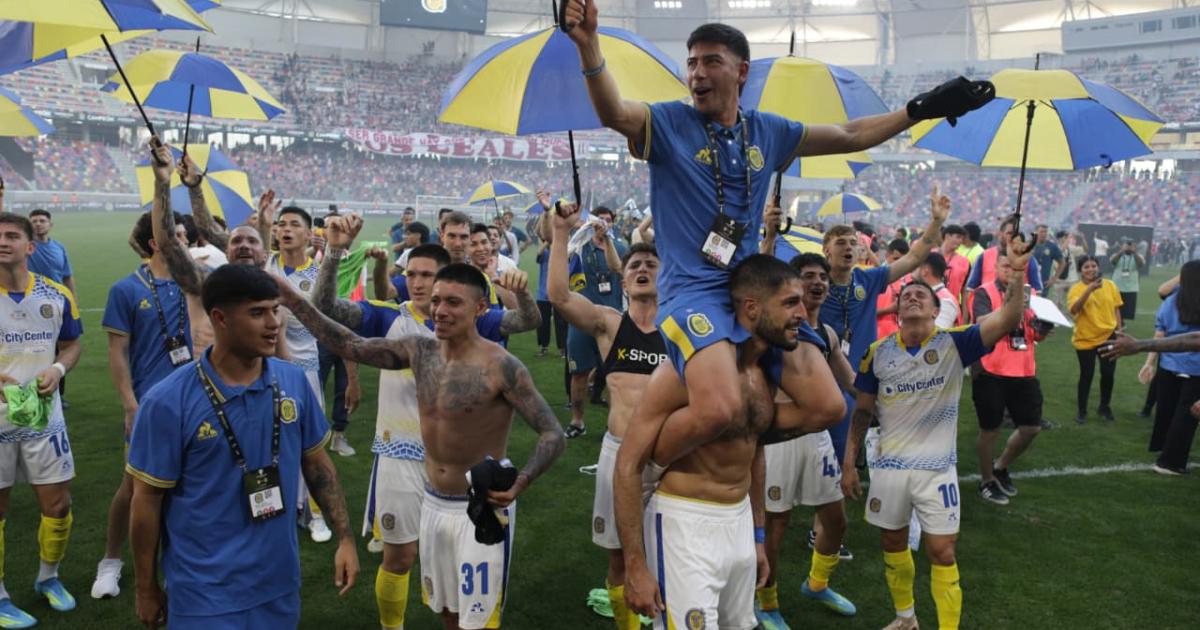 Fiesta canalla en Santiago- Rosario Central celebroacute su tiacutetulo y tintildeoacute de azul y amarillo la Madre de Ciudades