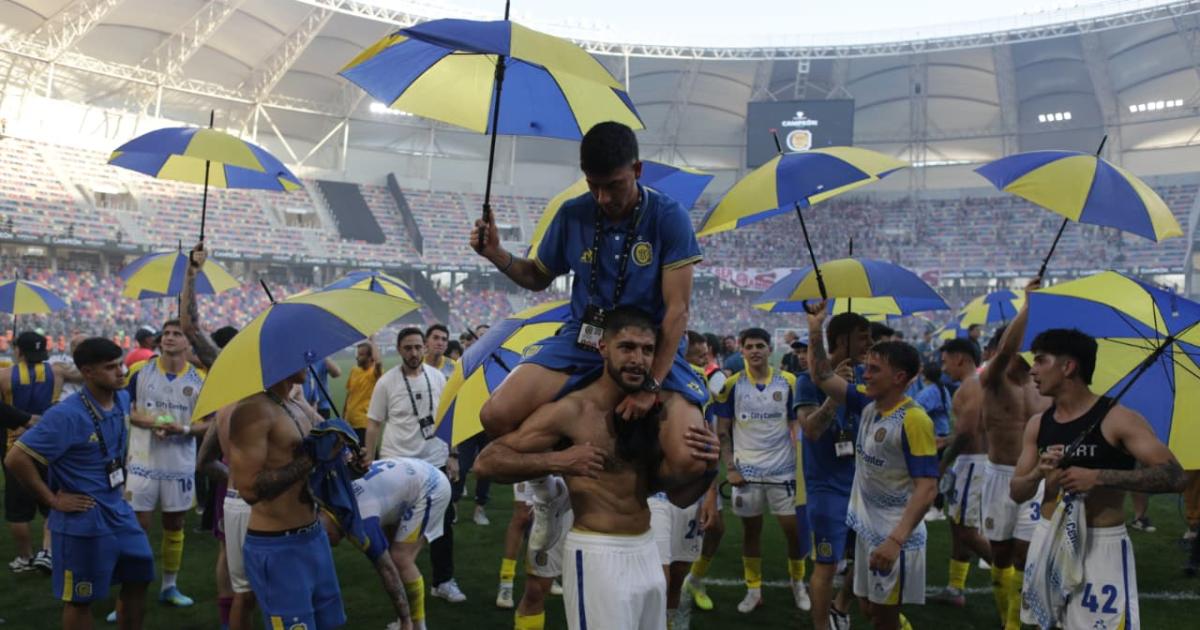 Fiesta canalla en Santiago- Rosario Central celebroacute su tiacutetulo y tintildeoacute de azul y amarillo la Madre de Ciudades