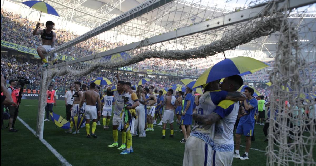 Fiesta canalla en Santiago- Rosario Central celebroacute su tiacutetulo y tintildeoacute de azul y amarillo la Madre de Ciudades