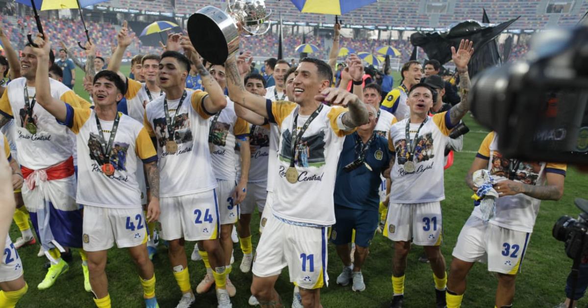 Fiesta canalla en Santiago- Rosario Central celebroacute su tiacutetulo y tintildeoacute de azul y amarillo la Madre de Ciudades
