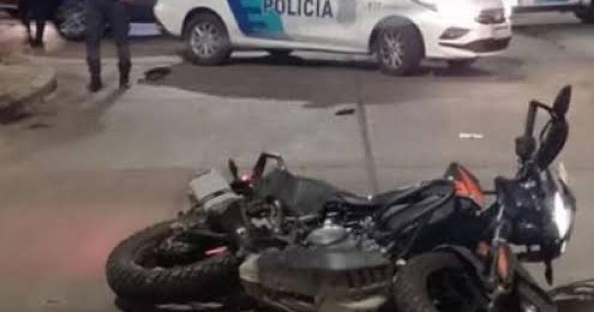 Policiacutea se enfrentoacute a dos ladrones que intentaron robarle la moto y recibioacute seis disparos