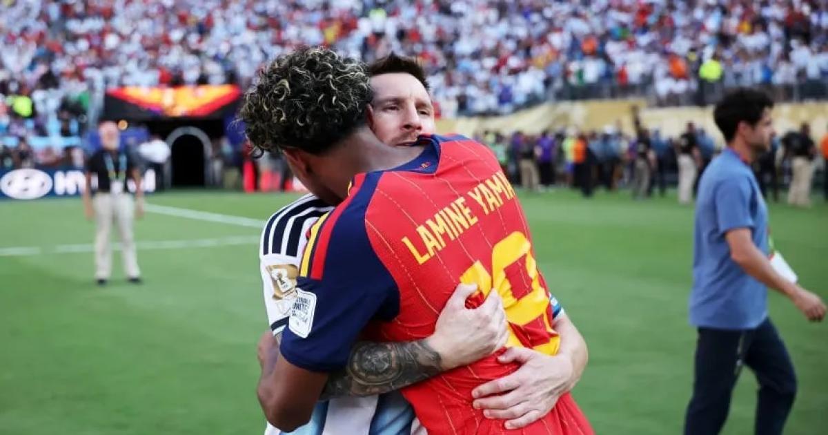 Lionel Messi se abrazó con Lamine Yamal en la final del Mundial 2026 (Hector Vivas - FIFAFIFA via Getty Images)