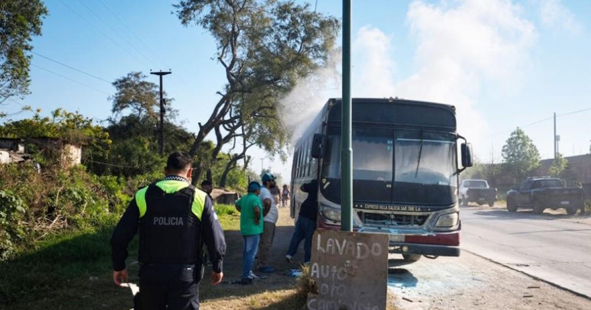 Colectivo incendiado - Foto- Contexto Tucum�n