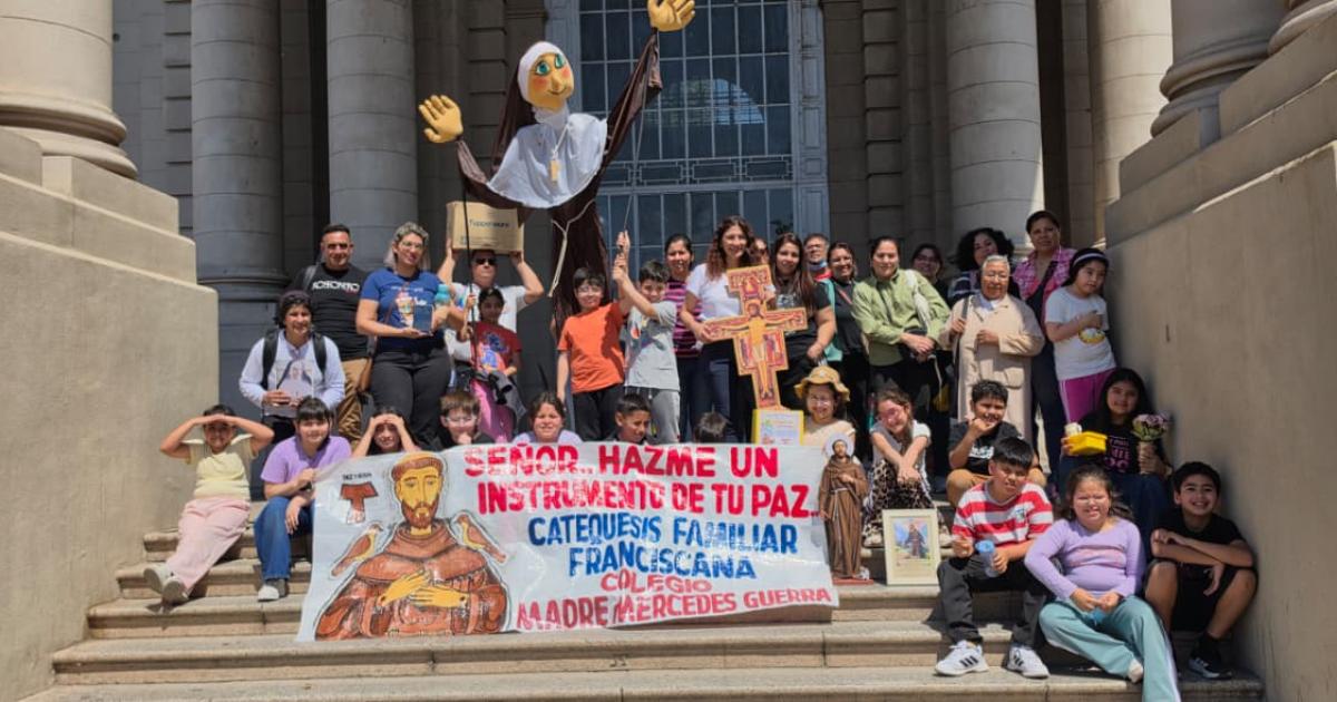 El Colegio Madre Mercedes Guerra llevoacute un mensaje de esperanza a centros de salud