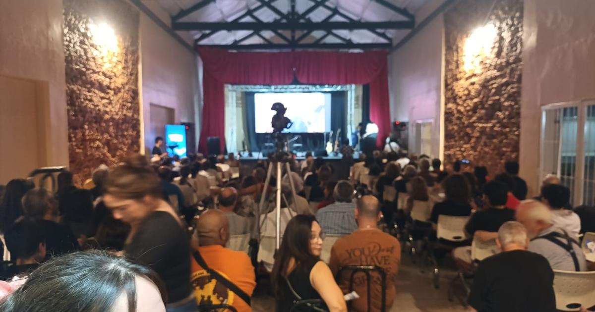 Guitarras del Mundo llenoacute el Teatro del Pueblo con una noche de muacutesica y cultura