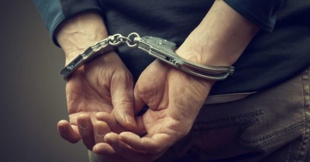 Dos hombres acusados de robar una vivienda fueron aprehendidos por la policiacutea