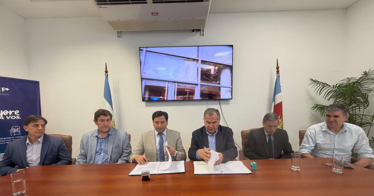 Celebran un convenio para que estudiantes del ITSE realicen pasantiacuteas de formacioacuten en el IOSEP