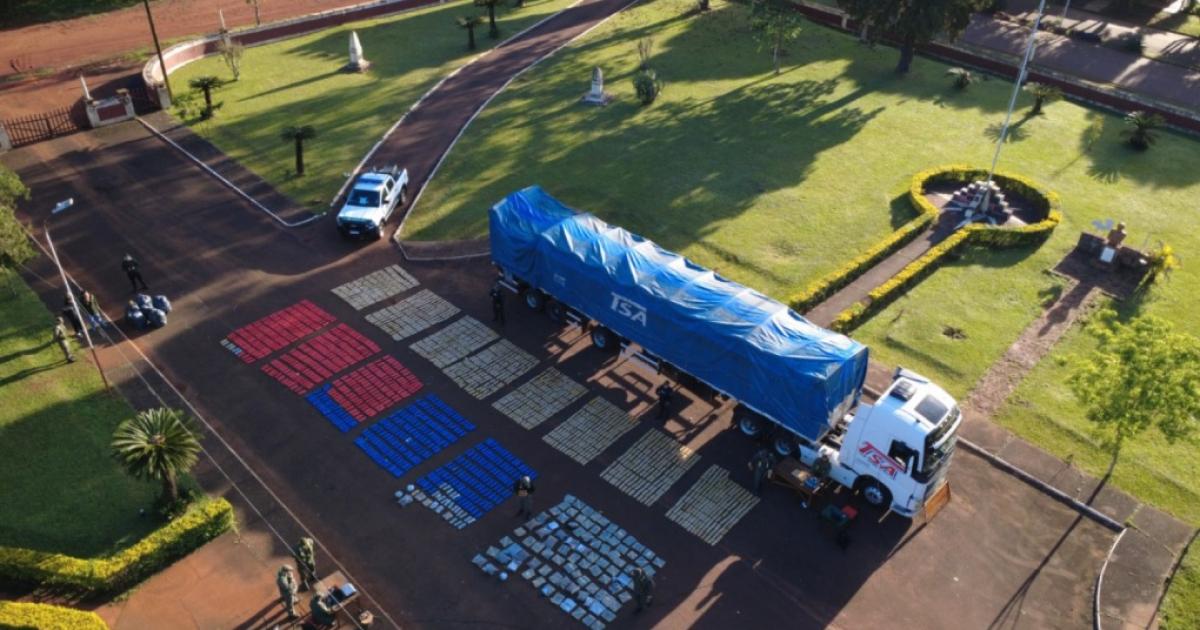 Gendarmeriacutea incautoacute maacutes de 1500 kilos de marihuana ocultos en un camioacuten que transportaba muebles