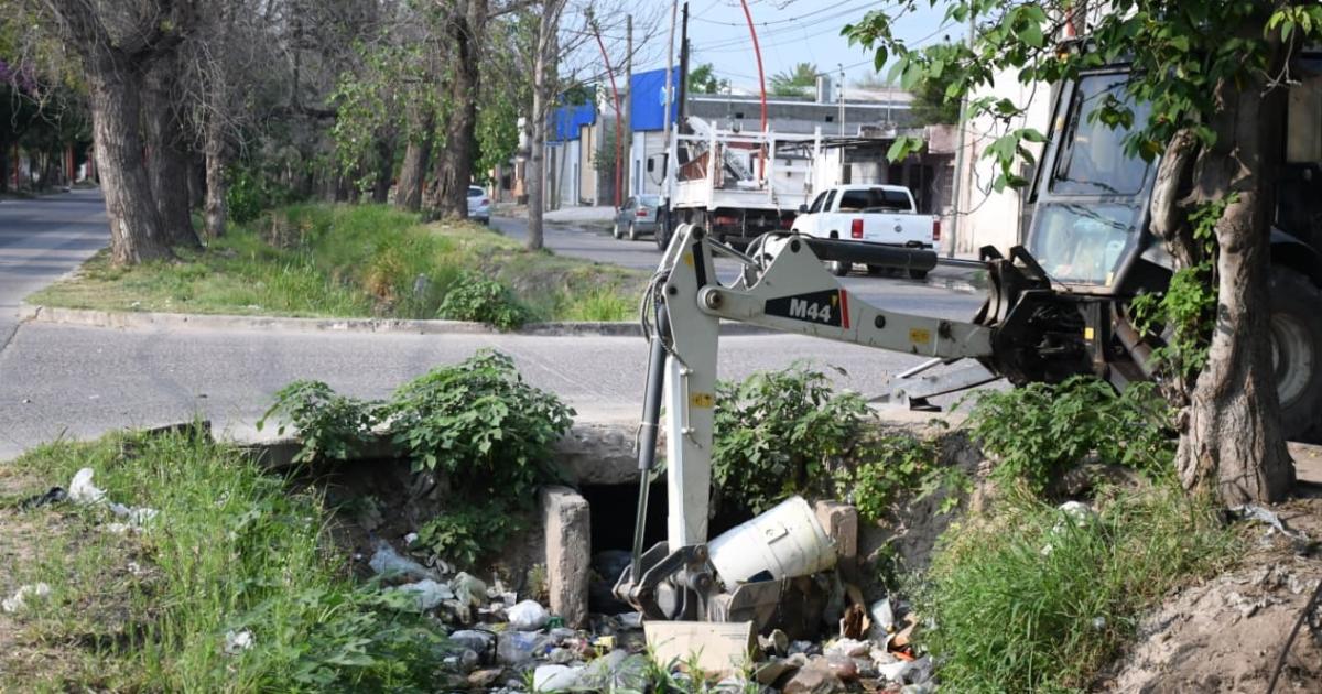 La Municipalidad retiroacute restos de electrodomeacutesticos y residuos domiciliarios desde desaguumles pluviales