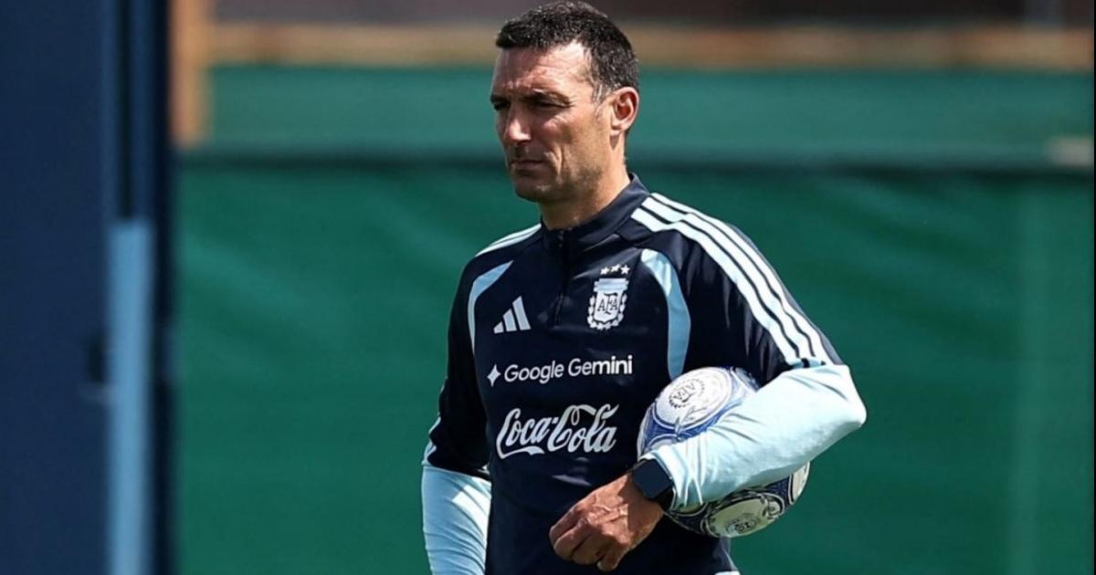 El entrenador argentino prueba el equipo para enfrentar a Bolivia (Foto Google)