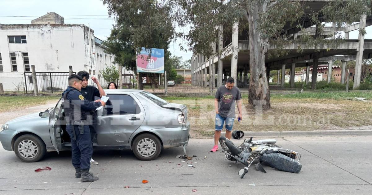 Motociclista resultoacute con graves heridas tras chocar contra un auto estacionado en La Banda