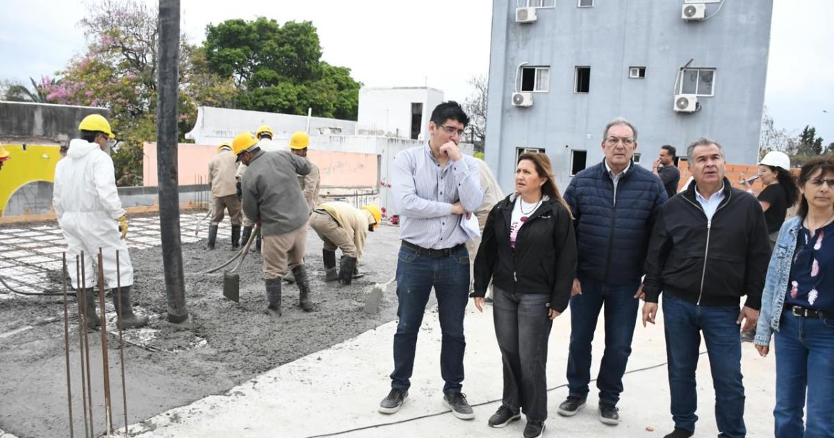 Fuentes supervisoacute el avance de la refaccioacuten del Jardiacuten Arco Iris