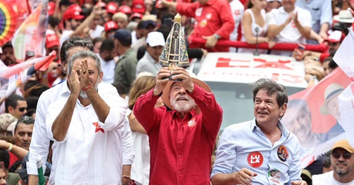 El presidente de Brasil y candidato a la reelección Luiz InÃcio Lula da Silva sostiene una imagen de la Virgen de Aparecida durante un acto de campaña en Fortaleza