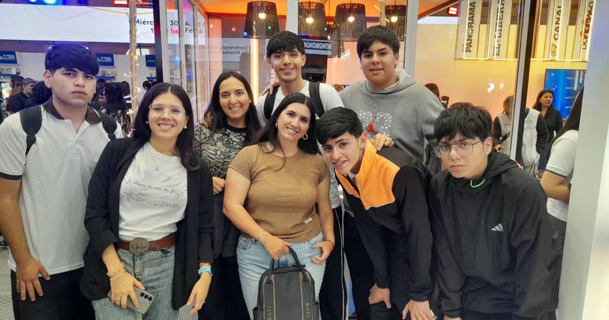 Cientos de estudiantes visitan el stand de El Liberal en el Foacuterum por la Feria del Libro