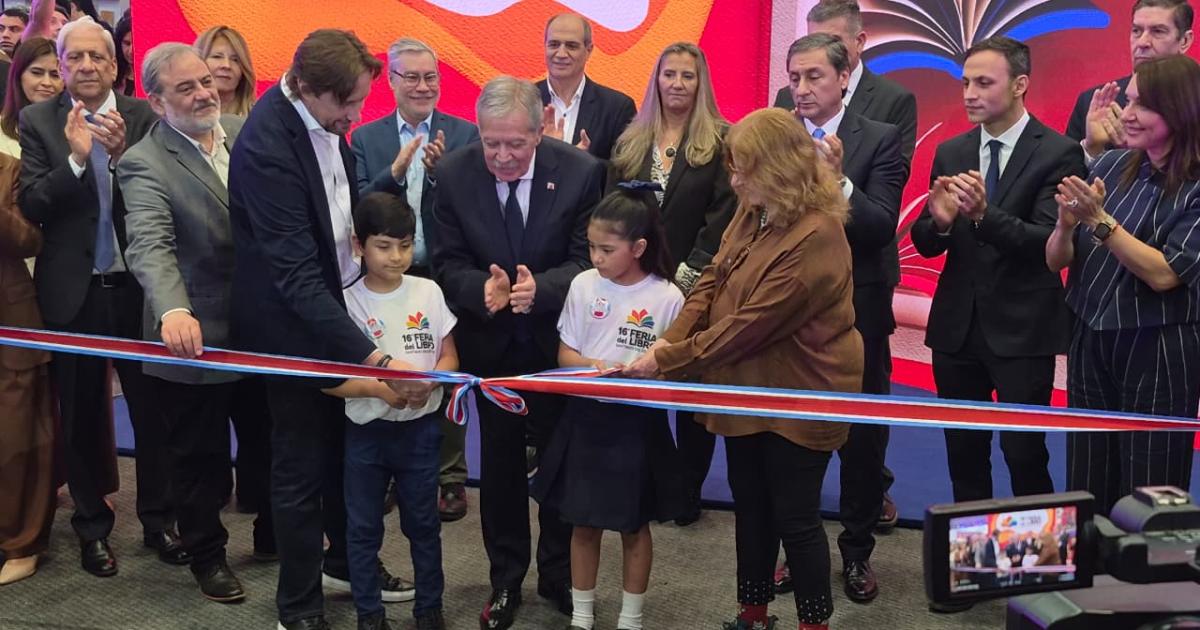 FOTOS Asiacute se vive la 16ordf Feria Internacional del Libro en Santiago del Estero en el Foacuterum
