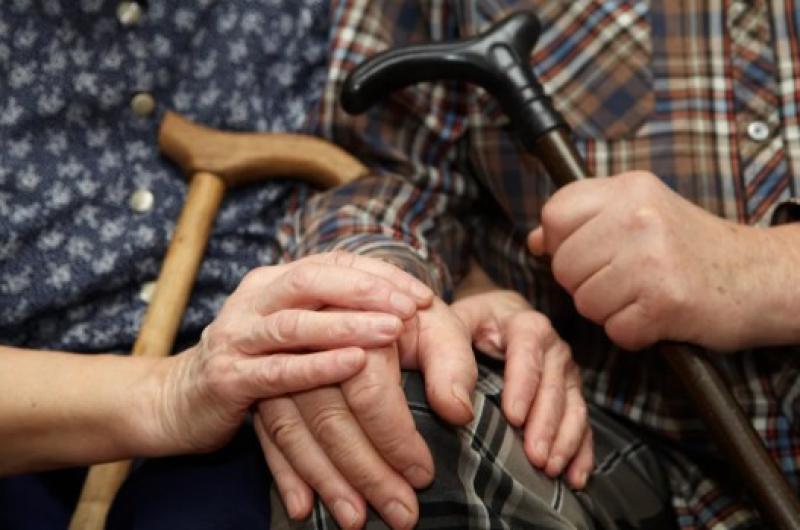 Una pareja necesita de 25 millones para vivir