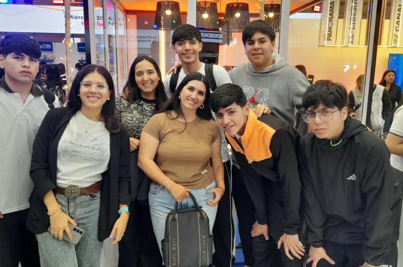 Cientos de estudiantes visitan el stand de El Liberal en el Foacuterum por la Feria del Libro