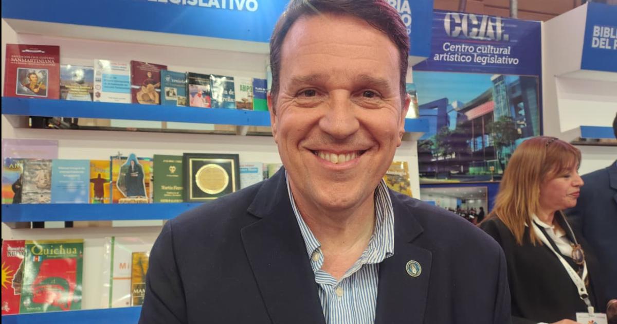 El intendente electo de La Banda Llamil Abadala recorrió la Feria del Libro (Foto El Liberal)
