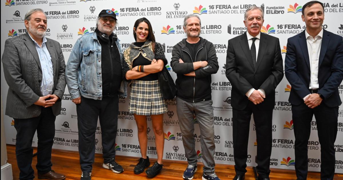 Eliacuteas Suaacuterez entregoacute reconocimientos a Pedro Saborido Soledad Barruti y Dariacuteo Sztajnszrajber en la segunda jornada de la Feria del Libro
