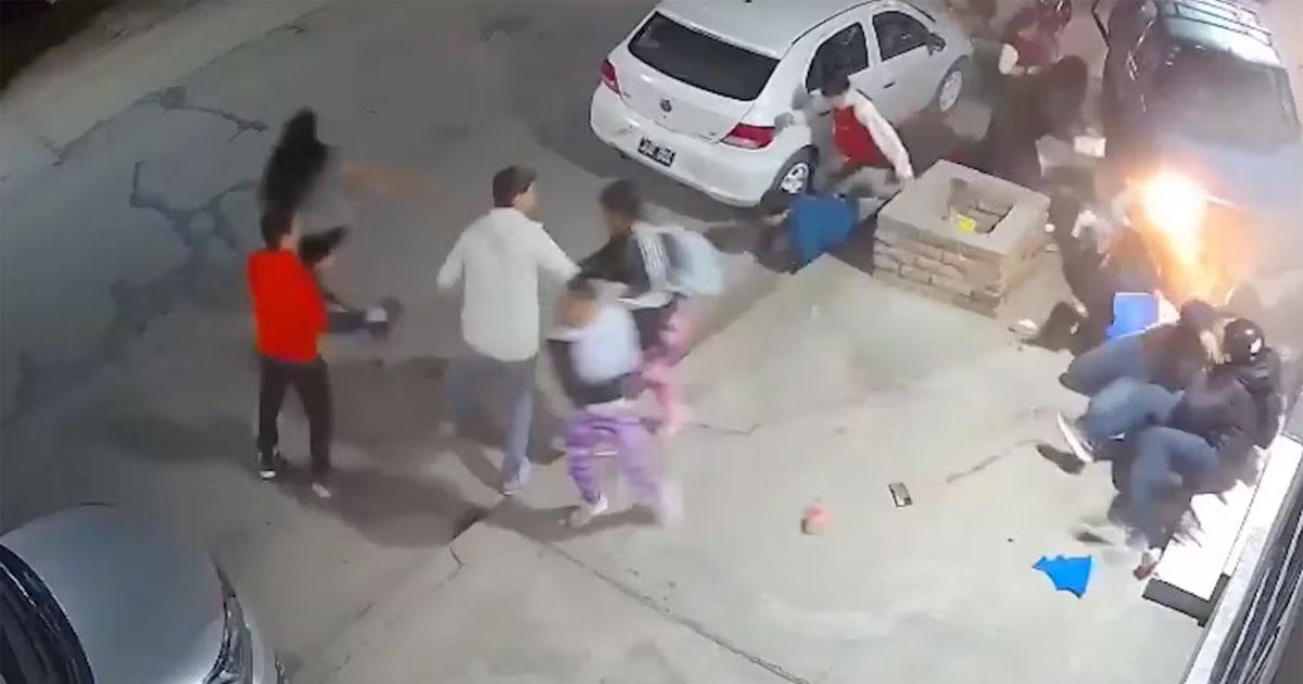 Perdioacute el control de su auto y atropelloacute a 13 personas entre ellas cuatro chicos