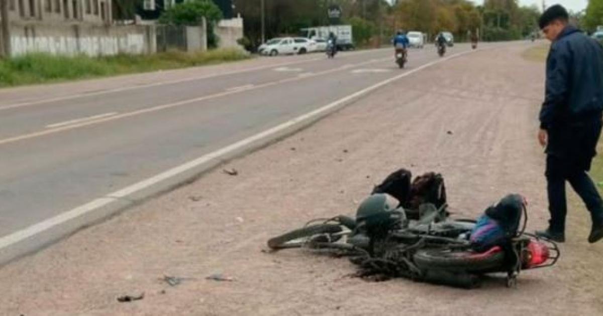 Choque y fuga en la Ruta 9- un camioacuten embistioacute a una motociclista y la dejoacute herida e inconsciente