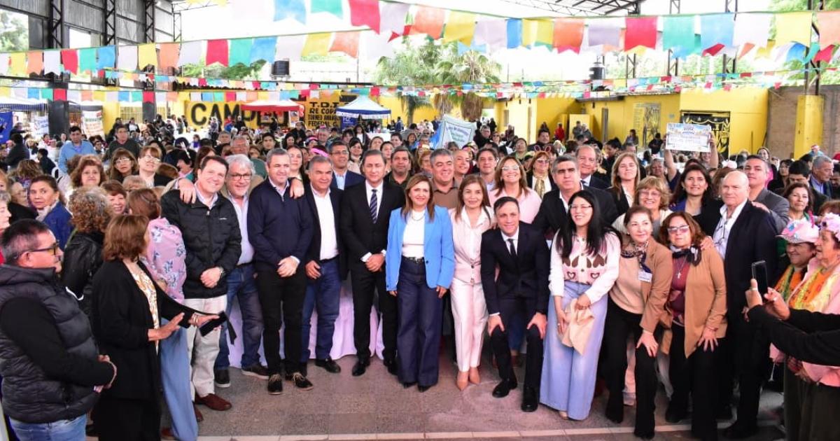 La intendente Fuentes asistioacute junto al vice gobernador Silva Neder y al jefe de Gabinete Araujo a un festival provincial de adultos mayores en Fernaacutendez
