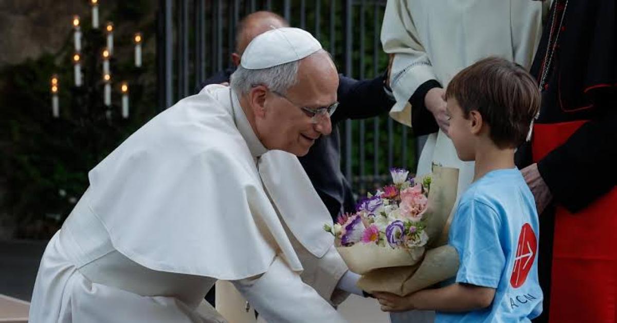El papa Leoacuten XIV rezoacute el rosario con 1300 nintildeos y pidioacute por la paz