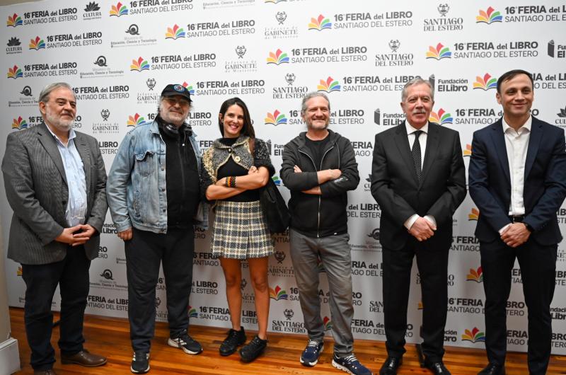 Eliacuteas Suaacuterez entregoacute reconocimientos a Pedro Saborido Soledad Barruti y Dariacuteo Sztajnszrajber en la segunda jornada de la Feria del Libro